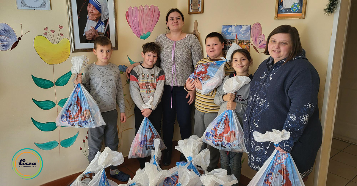 Háromszáz újévi csomagot adományozott a Tisza Automotive a leginkább rászorulóknak